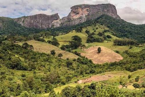 圣本图-杜萨普卡伊Chalé Refúgio Olíviah的享有山丘的景色,背景是高山