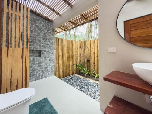 un baño con lavabo y espejo en Private Beachfront El Nido - Sa Dulo Villa Diapila Bay, en El Nido