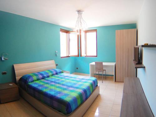 Un dormitorio con una cama y una mesa. en La Tarantola, en Vermezzo