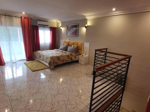 Faso في باماكو: غرفة نوم بها سرير في الغرفة