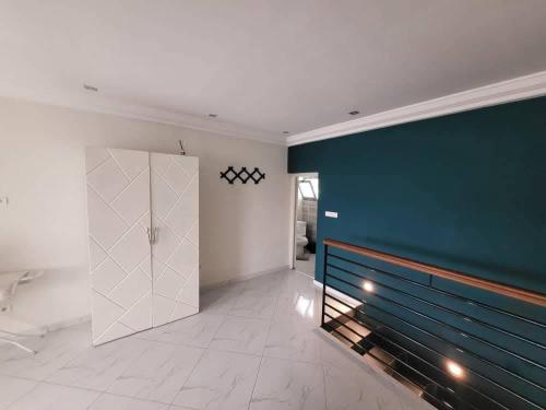 Faso في باماكو: غرفة كبيرة فيها باب وجدار