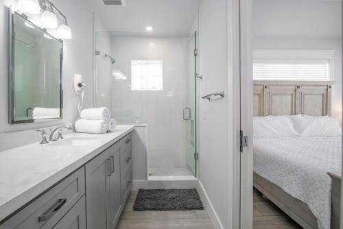 ein weißes Badezimmer mit Waschbecken und Dusche in der Unterkunft Heart of Morada in Islamorada