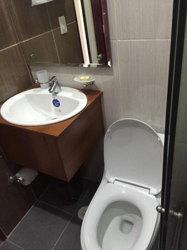 a bathroom with a white toilet and a sink at Hotel la Embajada Antioqueña in Cúcuta