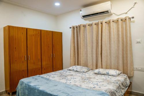 1 dormitorio con 1 cama y aire acondicionado en Blue Horizon - 3BHK Sea Facing Spacious Stay, en Visakhapatnam