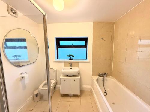 Koupelna v ubytování 5 Bedroom Brentwood Station Cosy House with Garden & Parking!