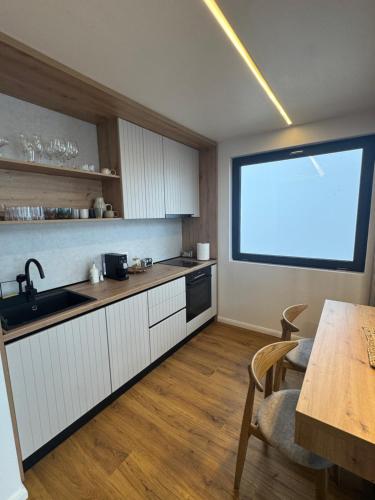 Køkken eller tekøkken på Altitude Escape Retreat