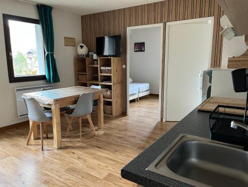 Η κουζίνα ή μικρή κουζίνα στο Bagnères-de-Luchon T3