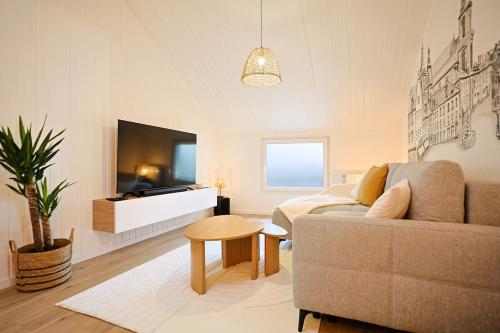 ein Wohnzimmer mit Sofa und Tisch in der Unterkunft La charmante maison Cosy à Saint-Avold in Saint-Avold