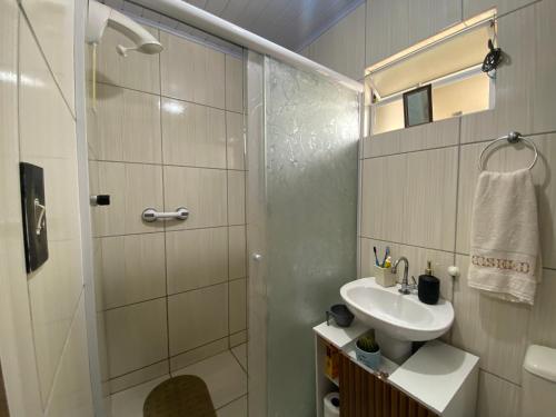 Ванная комната в Casa de praia da Gi em Gravatá Navegantes a 7km do Beto Carrero e perto da praia