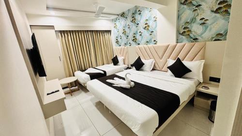 Un dormitorio con una cama grande y un sofá. en Hotel A One, en Jāmb