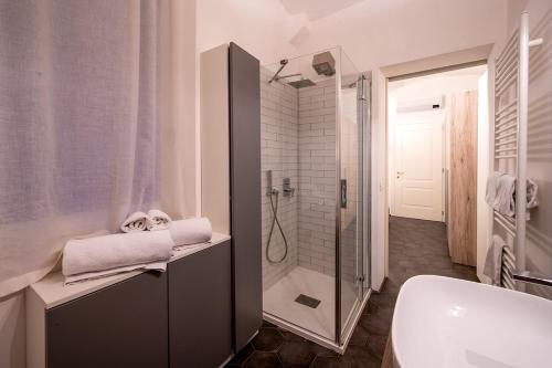 Emilia Suite Edition في مودينا: حمام مزود بدش ومغسلة