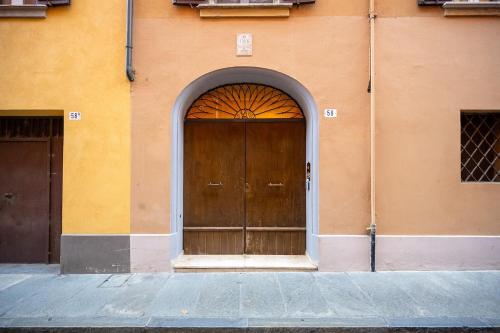 Emilia Suite Edition في مودينا: مبنى به باب خشبي كبير به قوس