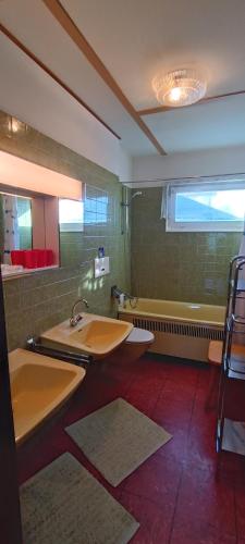 a bathroom with two sinks and a large mirror at Albferienhaus Schaette in Giengen an der Brenz