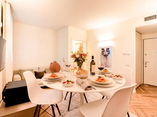 Φαγητό σε αυτό το διαμέρισμα ή κάπου εκεί κοντά