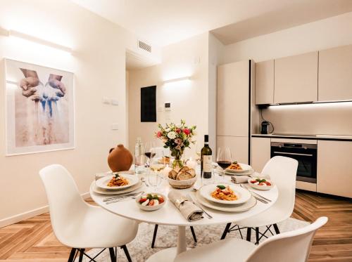 Nhà bếp/bếp nhỏ tại Design Apartment in Iseo Old Town with Private Parking and AC