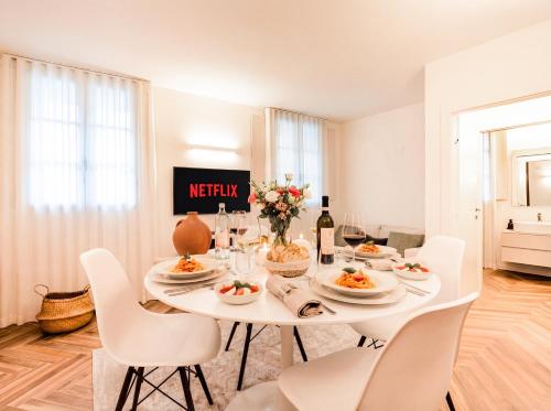 Φαγητό σε αυτό το διαμέρισμα ή κάπου εκεί κοντά