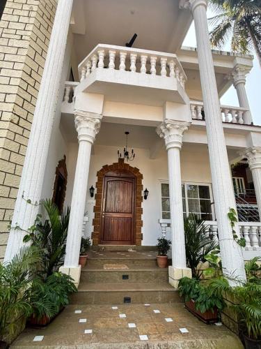 Η πρόσοψη ή η είσοδος του Kiki Stay- 2BHK Apartment with Pool