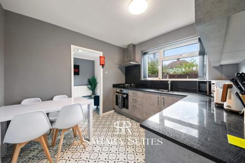 Kuchyň nebo kuchyňský kout v ubytování Spacious 5BR Home - Sleeps 9 - Twickenham Rugby - Parking