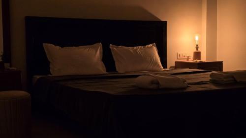 Ένα ή περισσότερα κρεβάτια σε δωμάτιο στο Kiki Stay- 2BHK Apartment with Pool