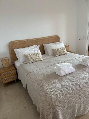 two beds sitting next to each other in a bedroom at Los Granados Stunning 2 Bed Beach Apartment in San Luis de Sabinillas