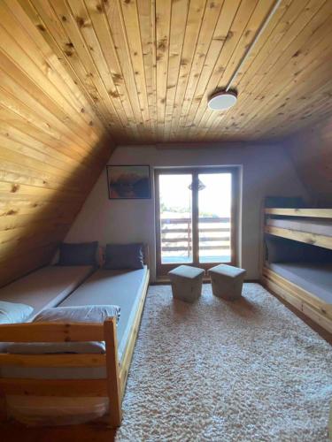 Un pat sau paturi într-o cameră la Apartments Vlašić Eco