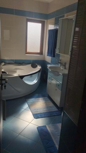 a bathroom with a tub and a sink at Calin in Surlari