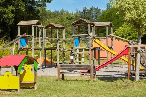 Ο χώρος παιχνιδιού για παιδιά στο Camping 5 étoiles - Piscine - ccbbabd