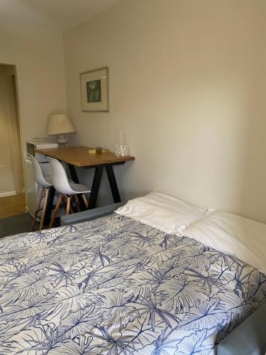 Un dormitorio con una cama y una mesa con sillas. en Casa di Gea, en Biella