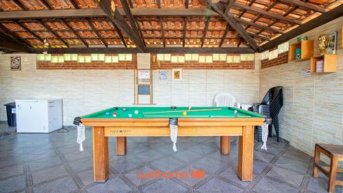una mesa de billar en medio de una habitación en Sitio em Aracariguama com Piscina e Churrasqueira, en Araçariguama