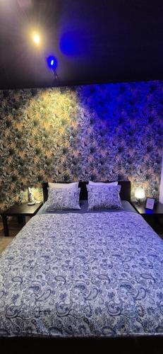 a bedroom with a large bed with purple walls at Apartament Na Rynku in Bytom