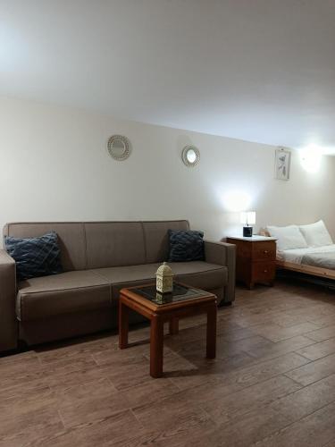 Kalymnos Center Sea Port في كاليمنوس: غرفة معيشة مع أريكة وطاولة قهوة