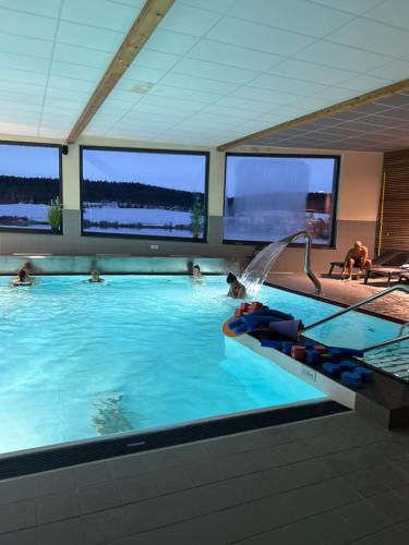 Swimmingpoolen hos eller tæt på La Gentiane bleue, vue lac Saint Point