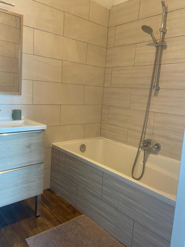 GuilliersHORTENSE的带浴缸和水槽的浴室