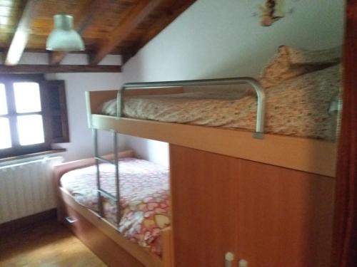 Łóżko piętrowe w pokoju z drewnianą szafką w obiekcie El Cerro w mieście La Concha