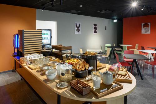 ein Buffet mit Speisen auf einem Tisch im Zimmer in der Unterkunft B&B Hotel Maribor in Maribor