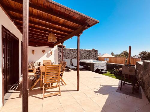 Lovely Villa Atienza 99, private hot tub, communal pool