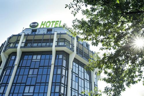 ein Gebäude mit einem Hotelschild darauf in der Unterkunft B&B Hotel Milano San Siro in Mailand