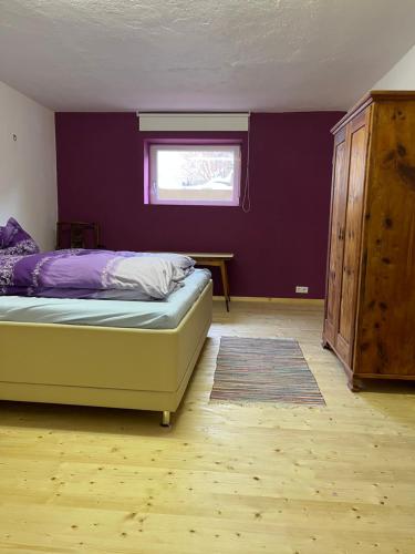 En eller flere senge i et værelse på Smart Stay - Privates Zimmer & Bad im Untergeschoss - Kingsize Komfort fuer Zwei