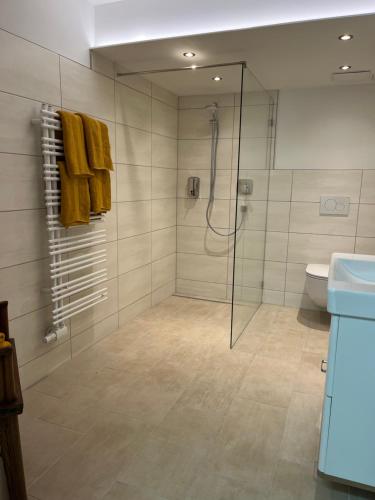 Et badeværelse på Smart Stay - Privates Zimmer & Bad im Untergeschoss - Kingsize Komfort fuer Zwei