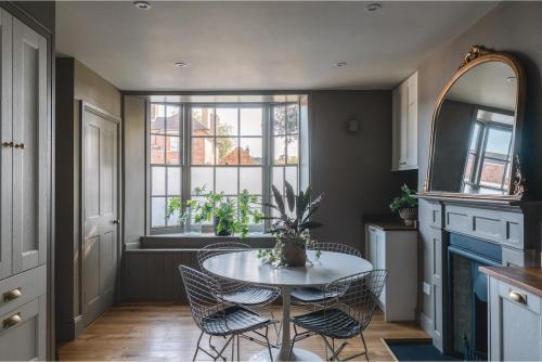 une cuisine avec une table et des chaises et une fenêtre dans l'établissement Number 86, à Marlborough