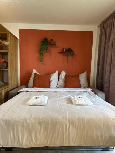 Un dormitorio con una cama grande con toallas. en Stilvoll, am Thuner See, nähe Interlaken, Familienfreundlich mit Garten, WIFI, en Einigen