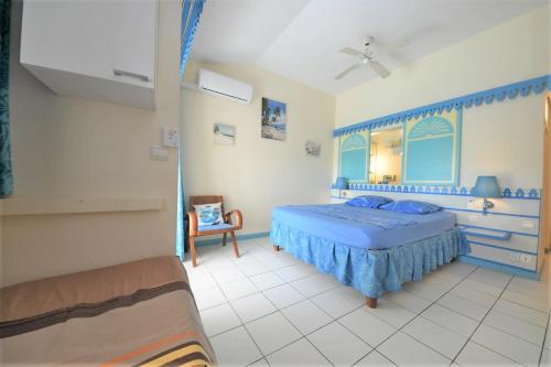 Giường trong phòng chung tại studio hôtel Caraypu