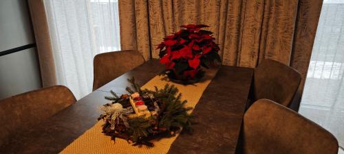 Apartmán 4, Pstruží, Krušné hory في Merklín: طاولة غرفة الطعام مع إناء من الزهور عليها