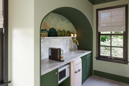 eine Küche mit einer Theke mit Spüle und einem Fenster in der Unterkunft Wild Indigo - Upscale 2 Bedroom Villa at Petite Acres in New Buffalo