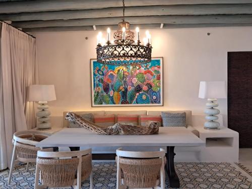 卡波圣卢卡斯Exquisite escape villas的一间有桌子和枝形吊灯的餐厅