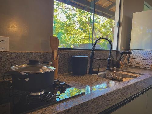 Η κουζίνα ή μικρή κουζίνα στο Claruá Chalés- Loft Baru - espaço romântico e tranquilo em Cavalcante