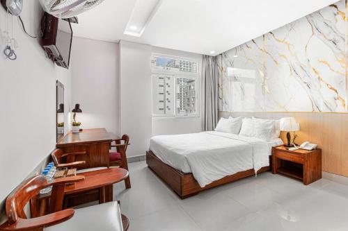 ein Hotelzimmer mit einem Bett und einem Schreibtisch in der Unterkunft Kiên Cường 2 Hotel in Đà Nẵng