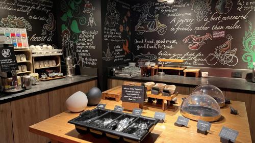 un restaurante con una mesa y un menú en la pared en B&B HOTEL Inverness, en Inverness