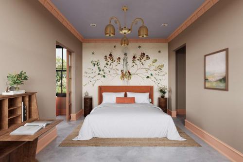 Coral Bells - Cozy One Bedroom Villa at Petite Acres في نيو بافالو: غرفة نوم بها سرير كبير وثريا