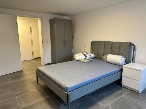 Ένα ή περισσότερα κρεβάτια σε δωμάτιο στο Moderne 80qm mit Terrasse, Wlan und Parkplatz - Nähe Nürburgring